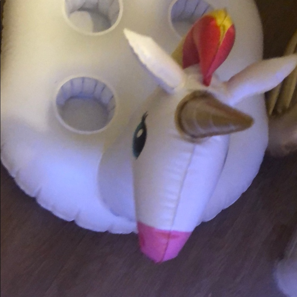 Inflatable cup holder